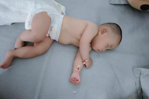广州宝宝胳膊上起红疙瘩
